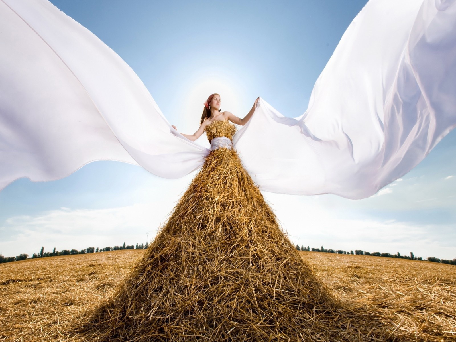 Девушка в платье из сена