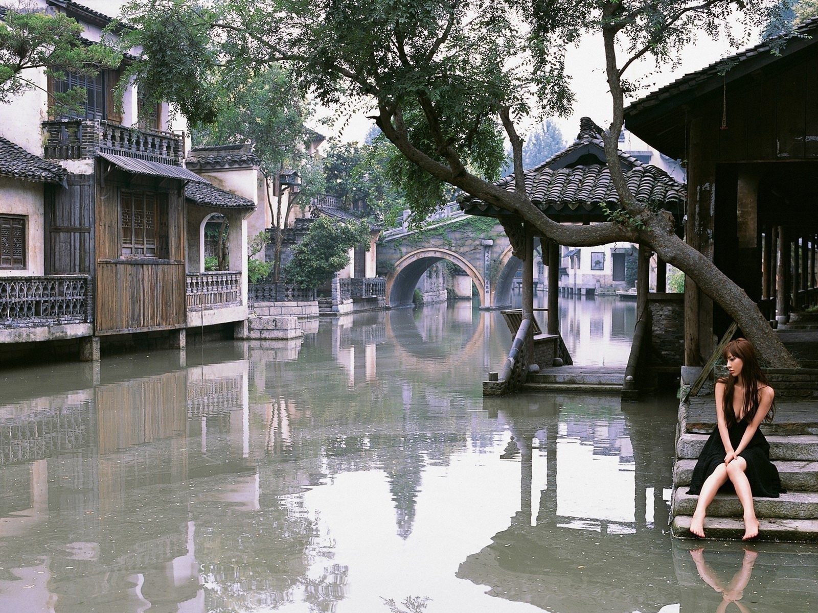 Девушка смотрит на затопленную улицу