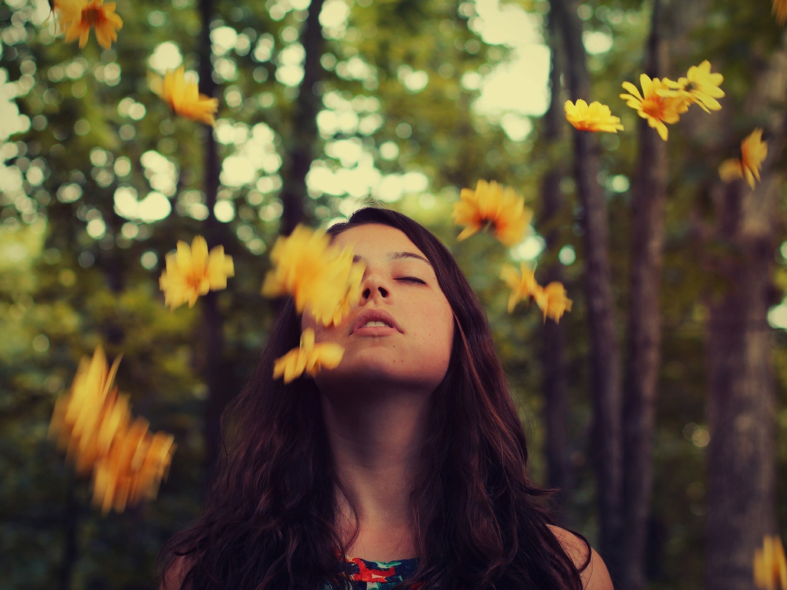 Девушка подбросила желтые цветы