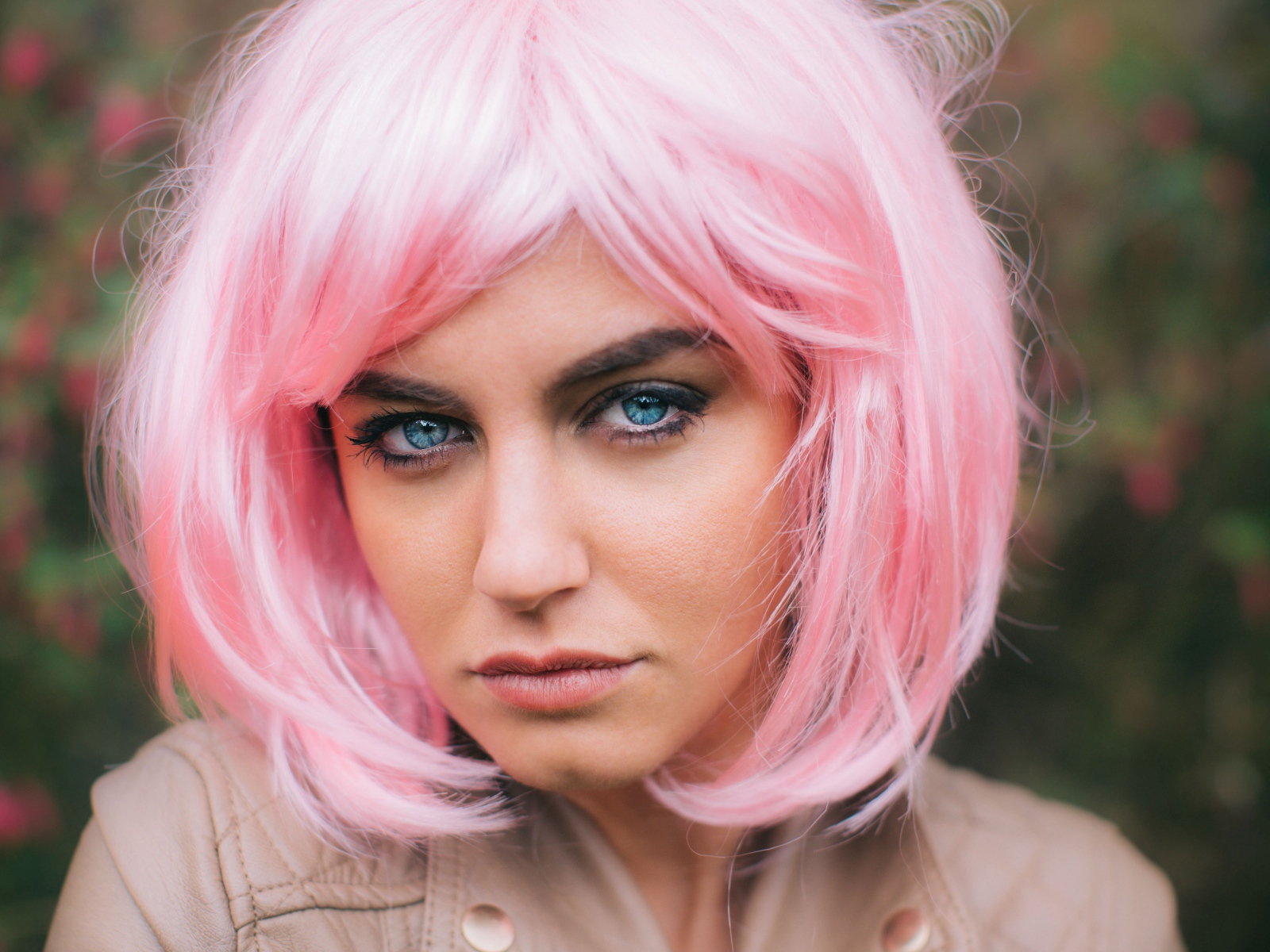 Девушка с голубыми глазами в розовом парике