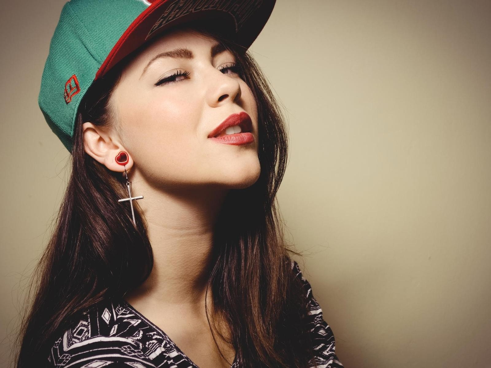 Необычные сережки у девушки