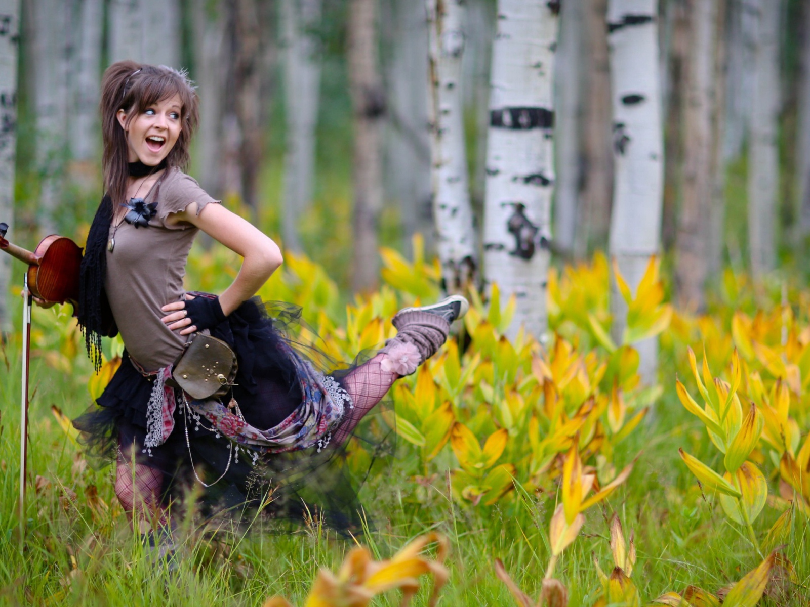 Скрипачка в березовой роще