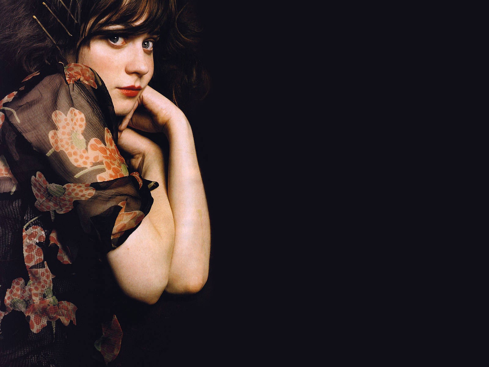 Зоуи Дешанель в платье на черном фоне