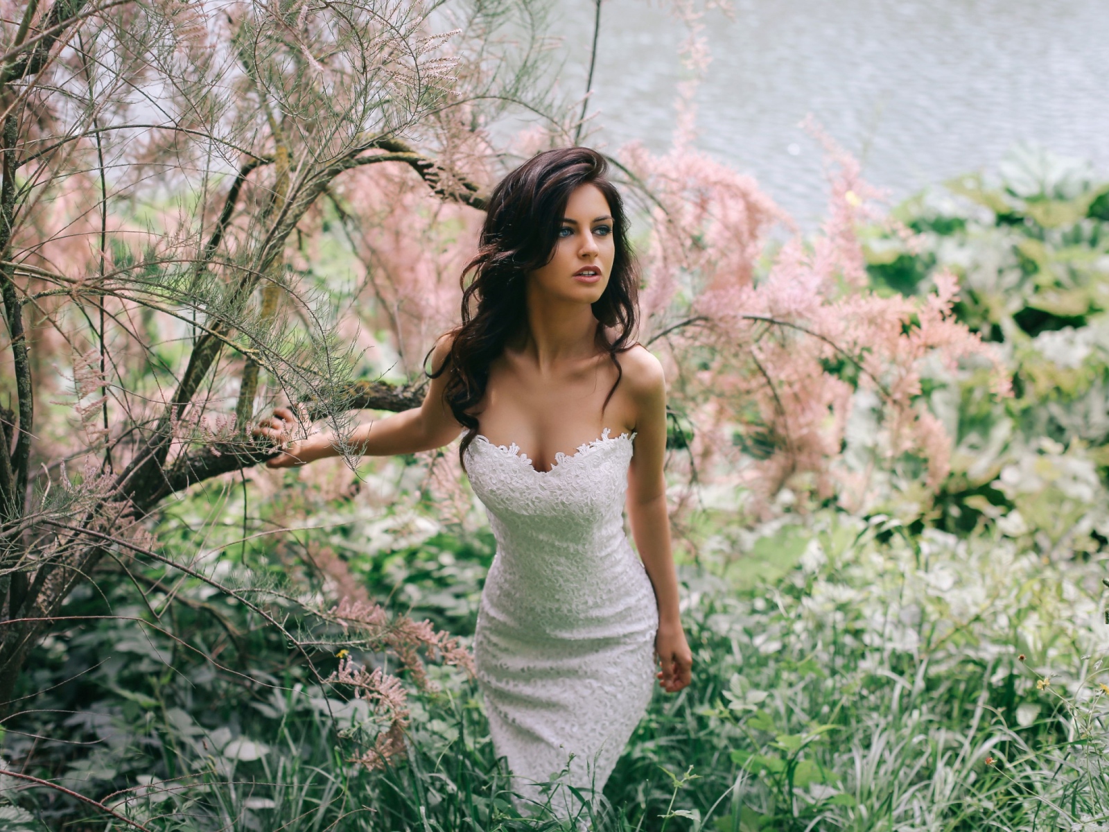 Модель Aurela Skandaj в белом платье