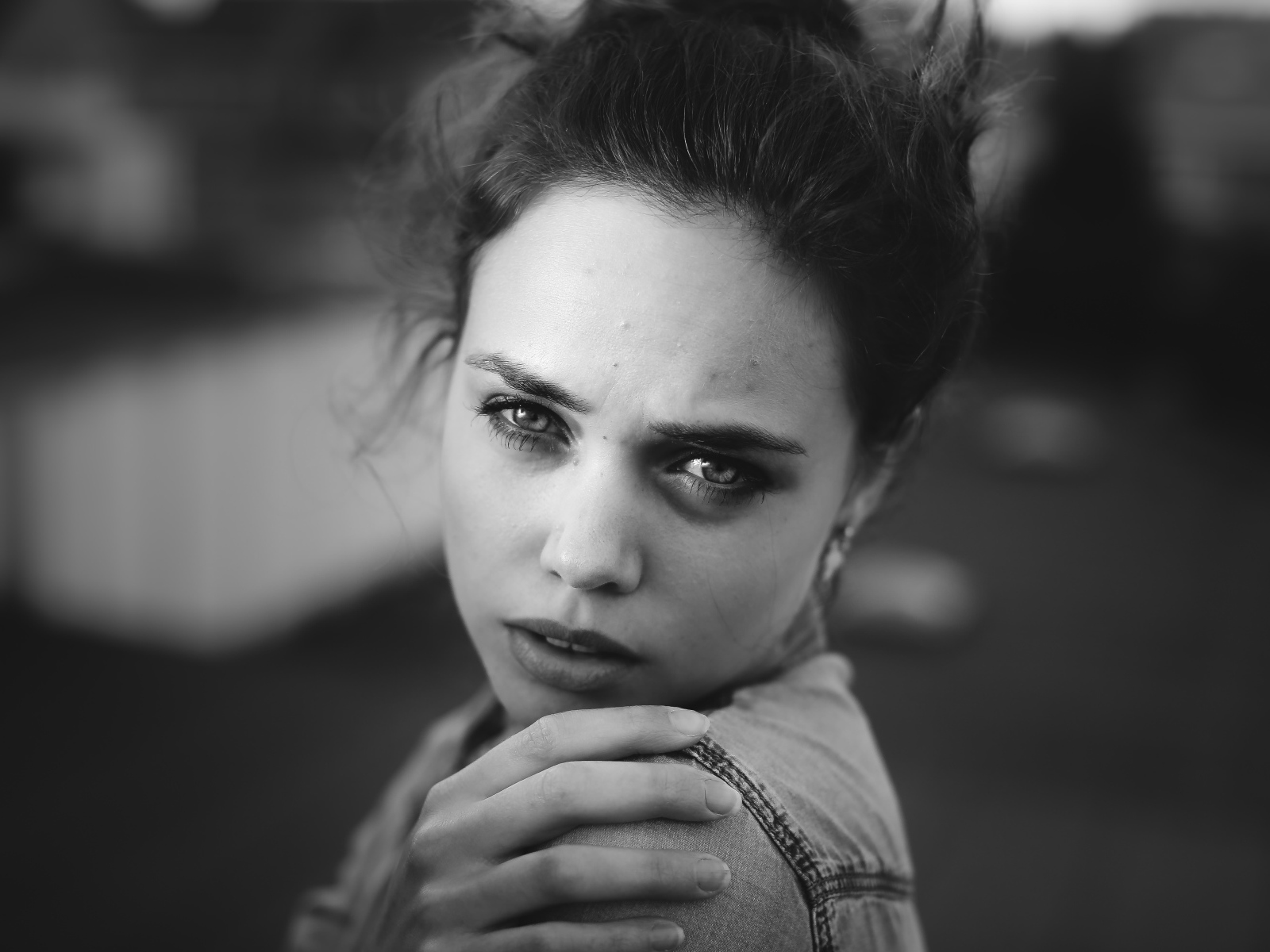 Черно белое фото девушки Aurela Skandaj