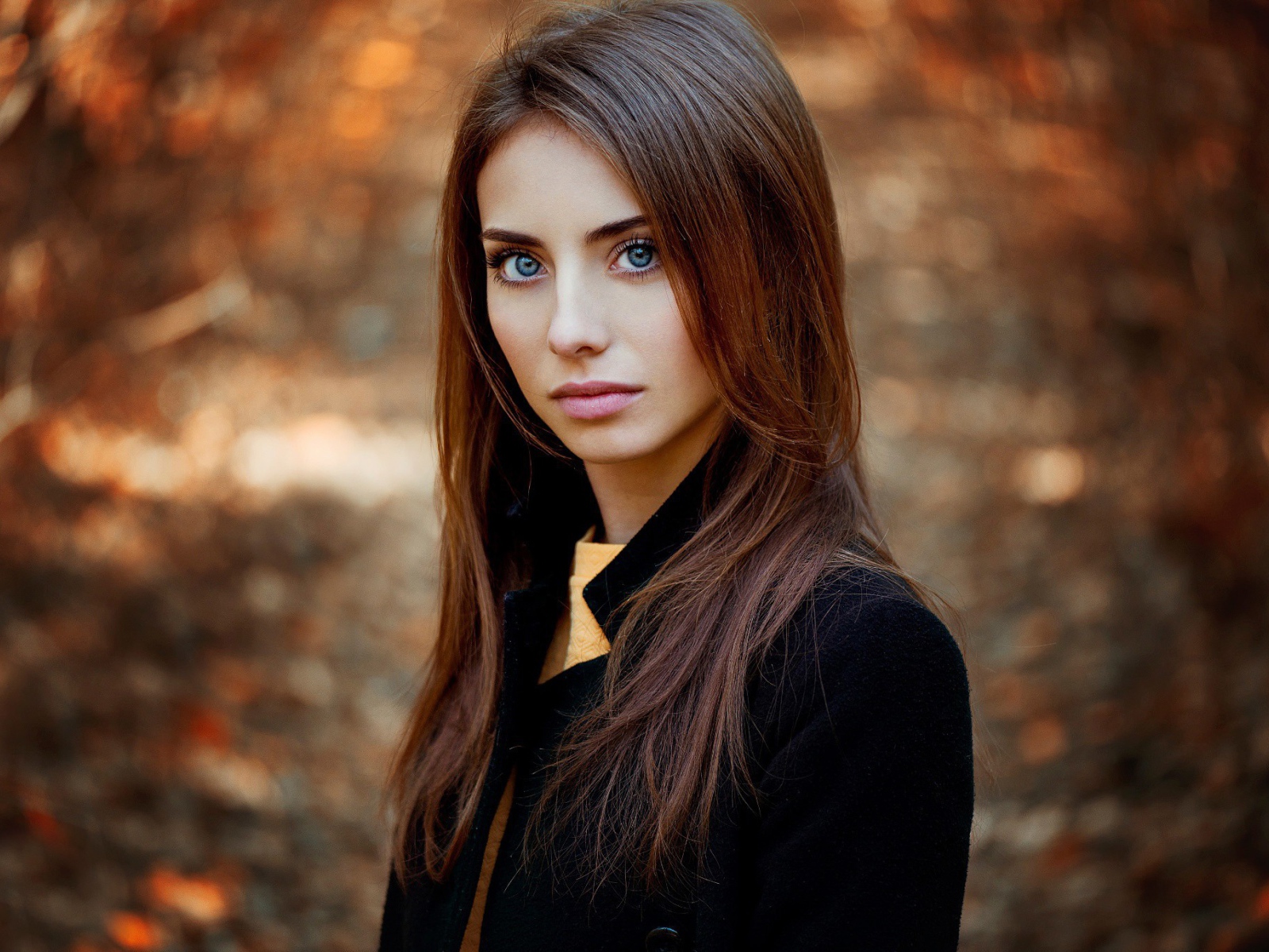 Брюнетка на размытом фоне, фото Анна Неврева