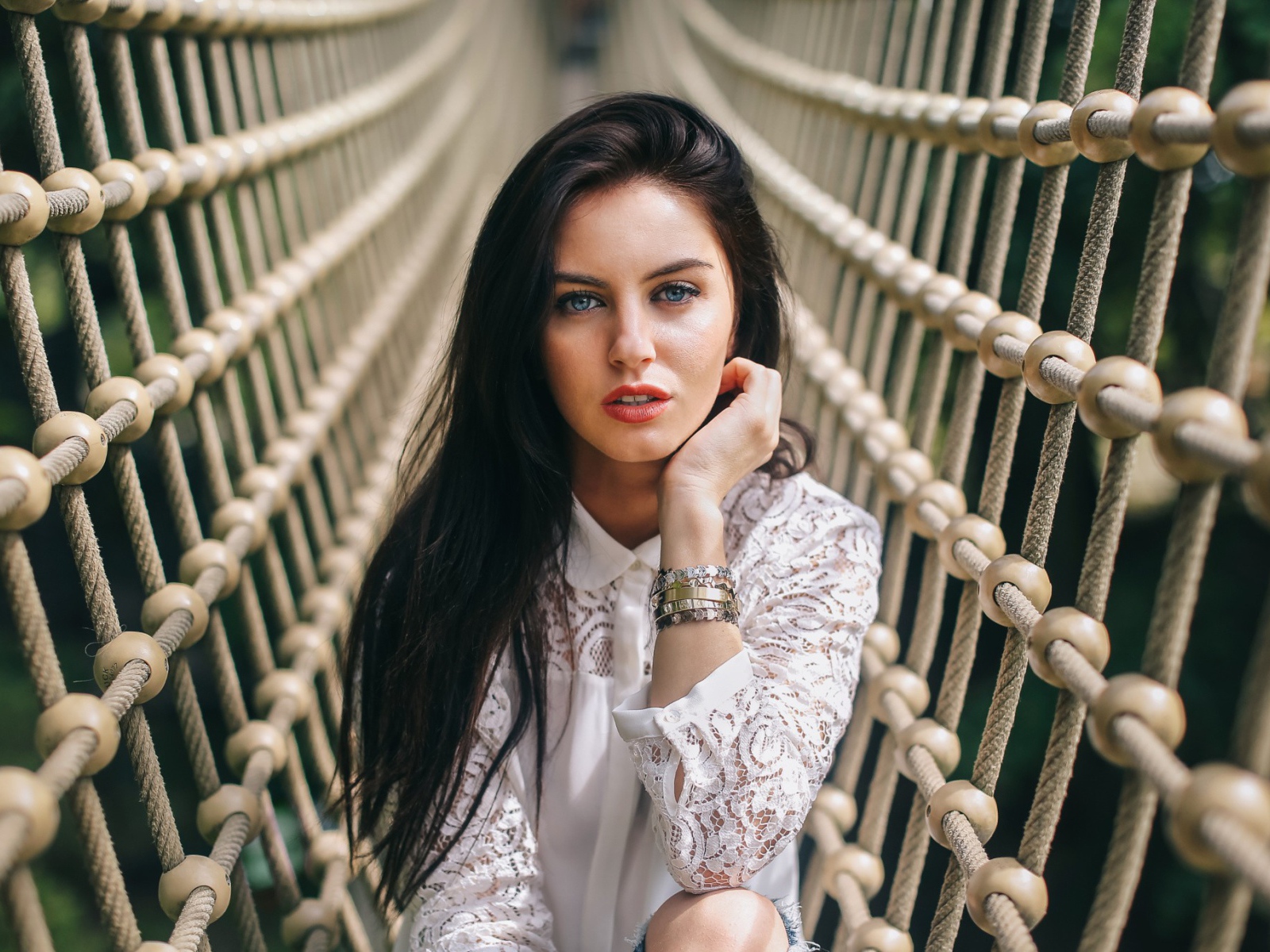 Девушка среди сетей, Aurela Skandaj