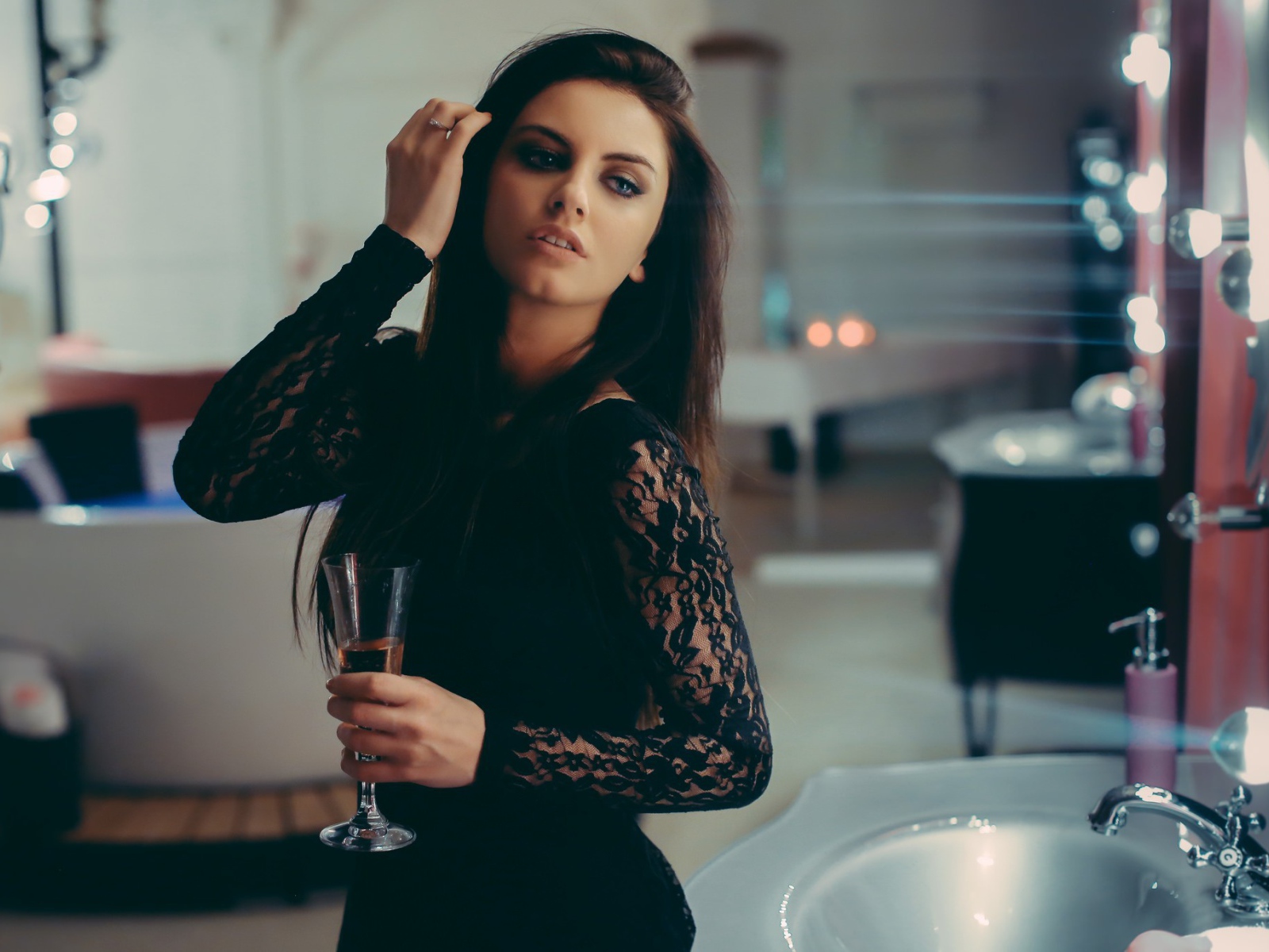 Девушка с бокалом, Aurela Skandaj