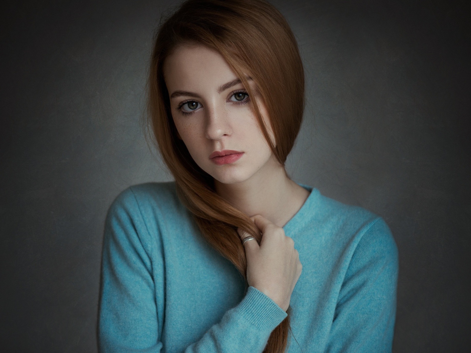Милая девушка в голубом свитере, фото Анна Неврева
