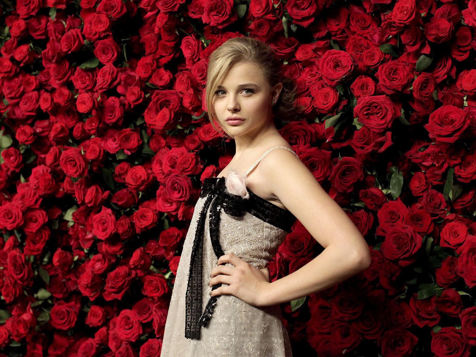 Модель Хлоя Грэйс у стены из роз