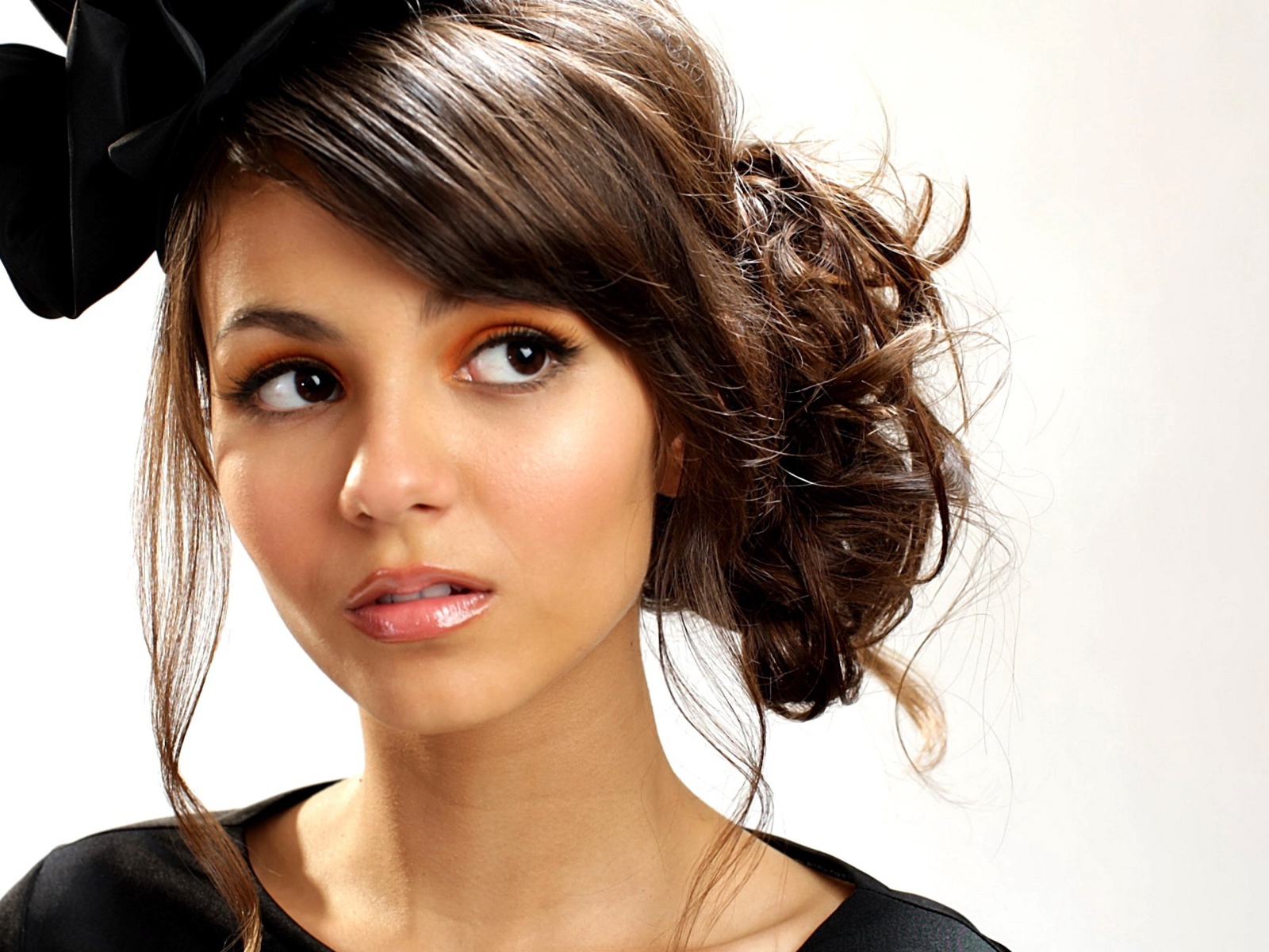 Модель Виктория Джастис с черным бантом в волосах