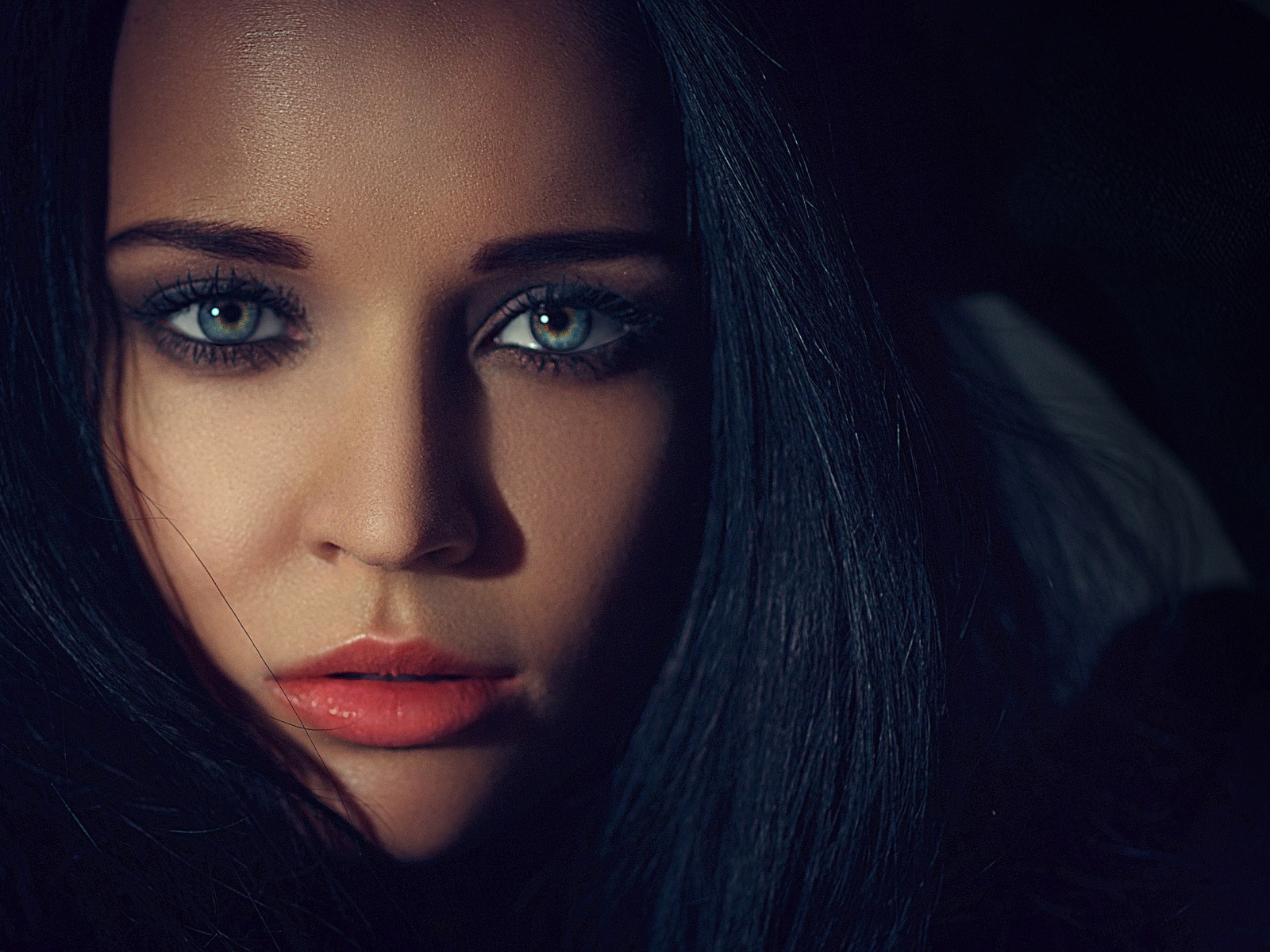 Модель брюнетка Ангелина Петрова