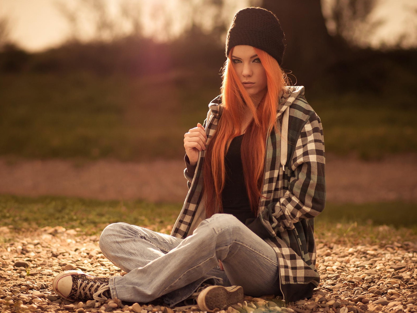 Рыжая девушка в шапке, фото Zara Axeronias