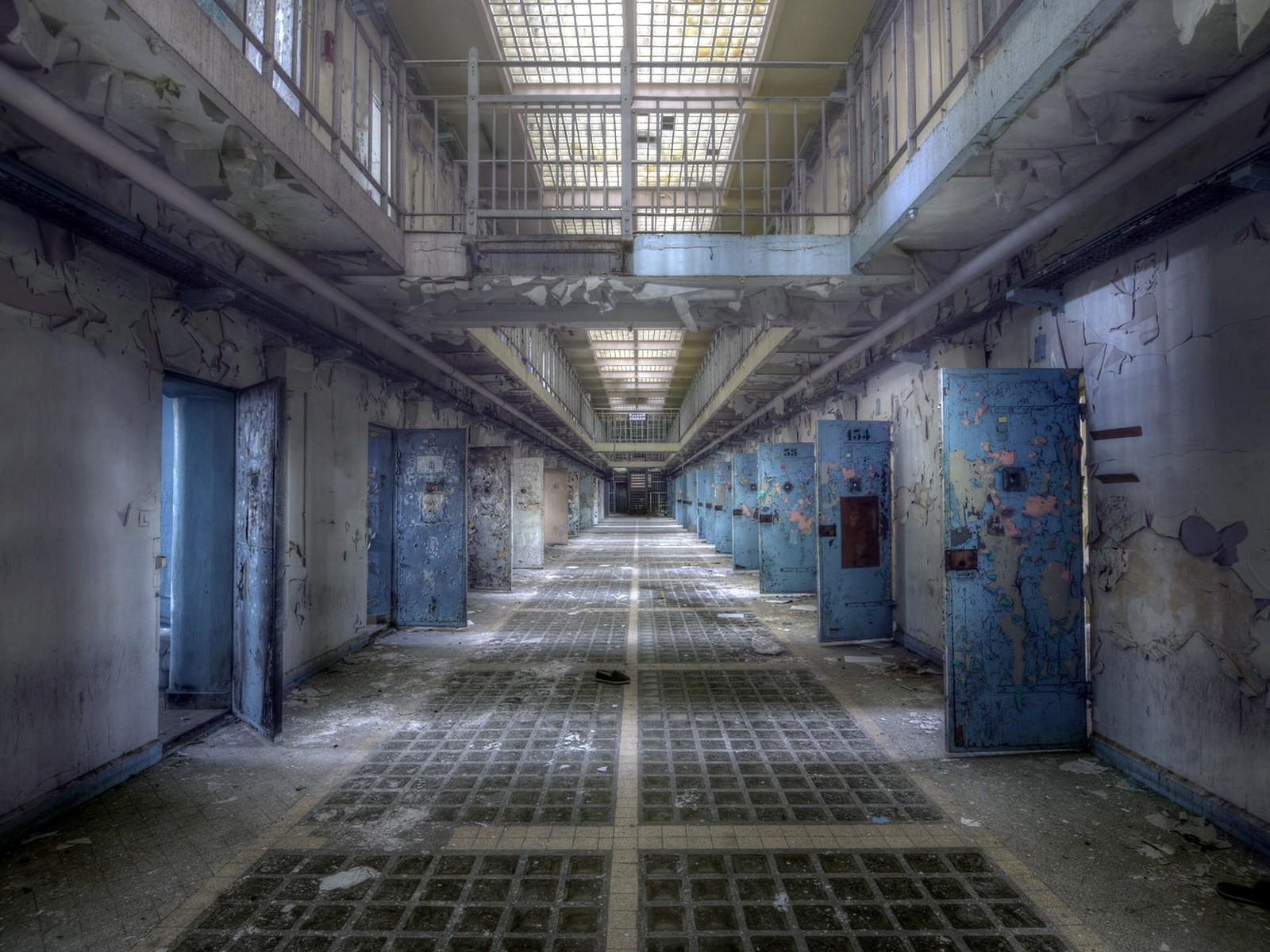 Интерьер заброшенной тюрьмы