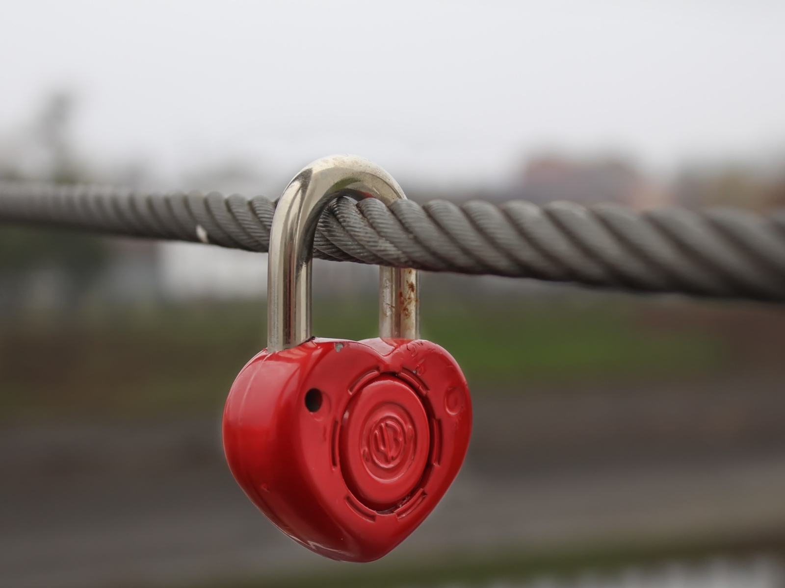 Замок в форме сердца висит на тросе