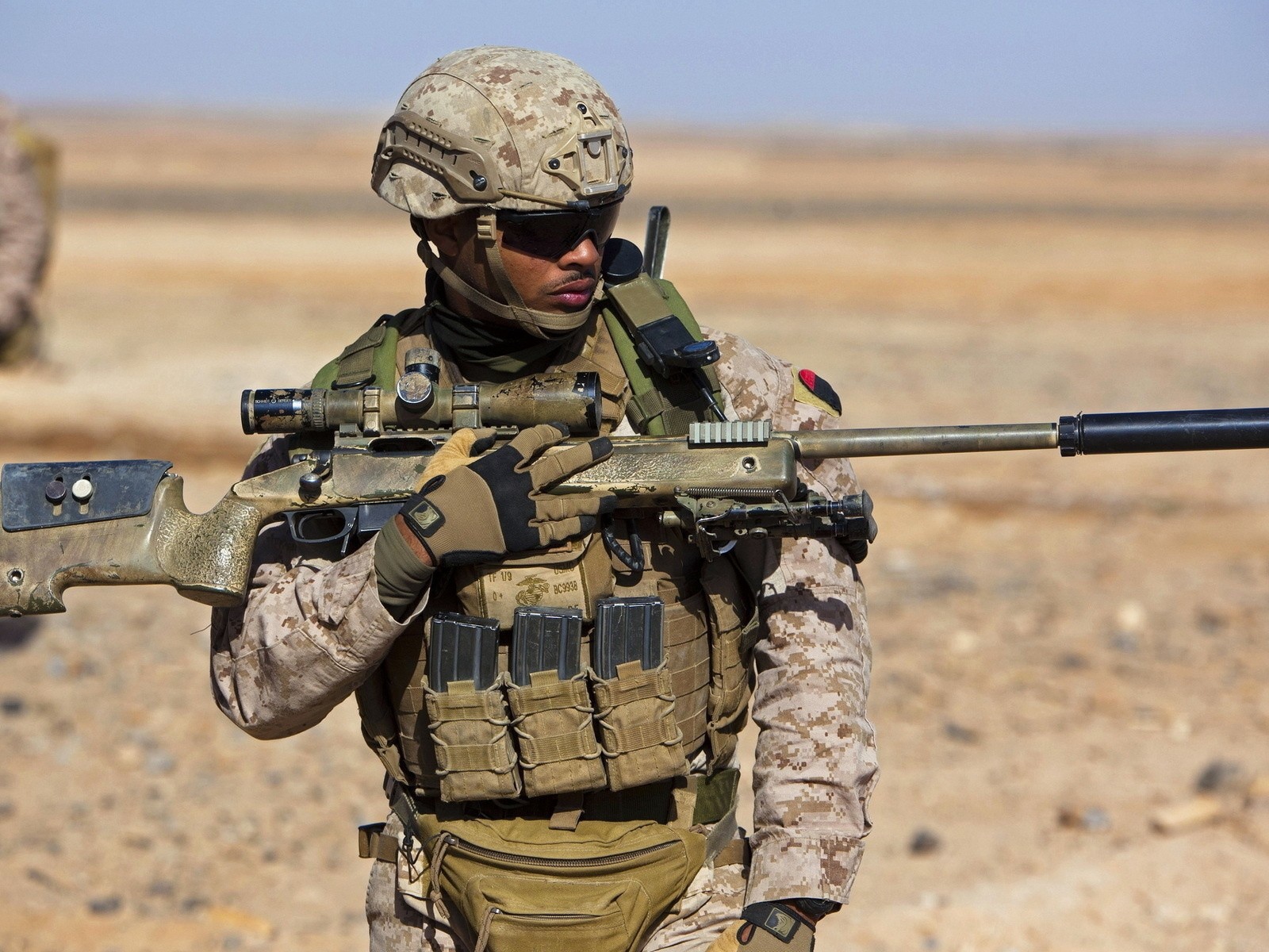Солдат снайпер в пустыне