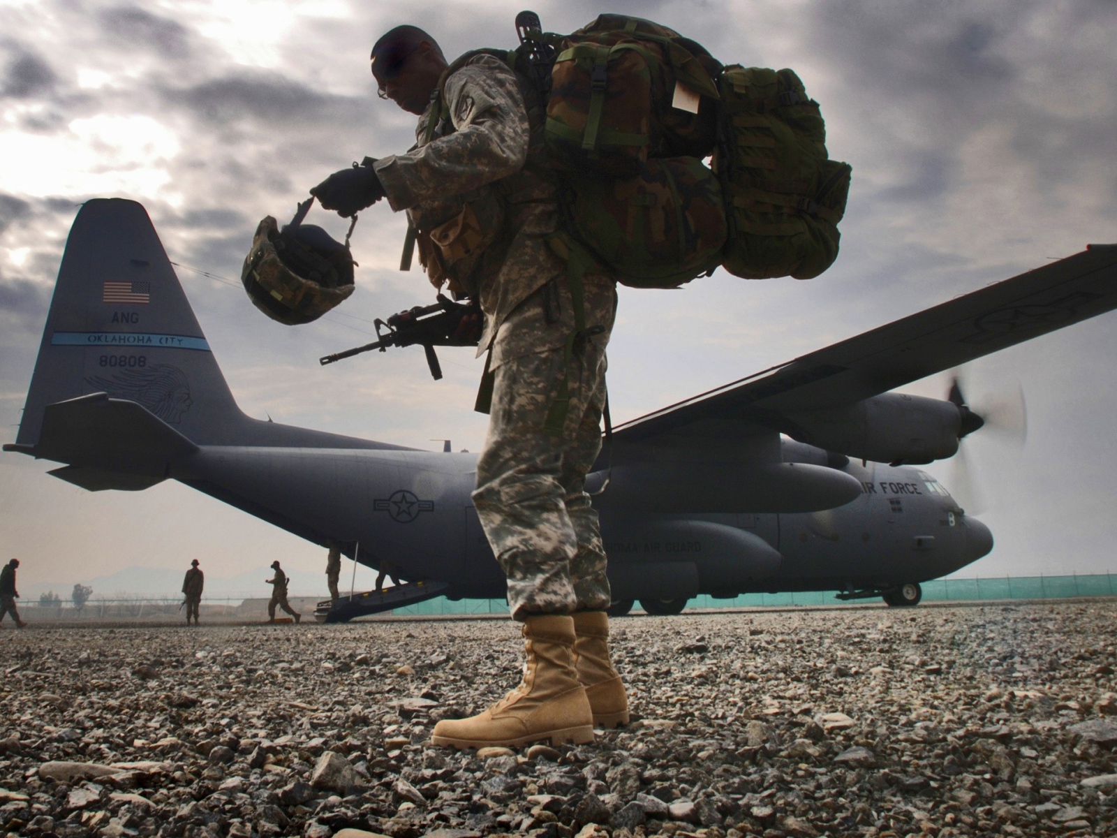 Солдат на фоне транспортного самолета