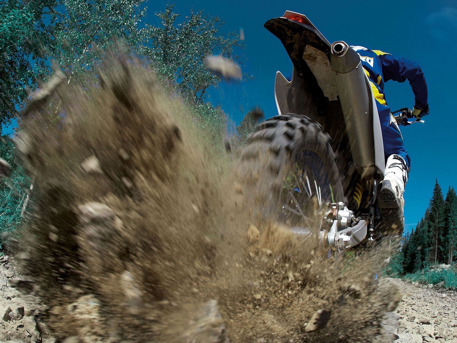 Выброс гравия из под колеса мотобайка