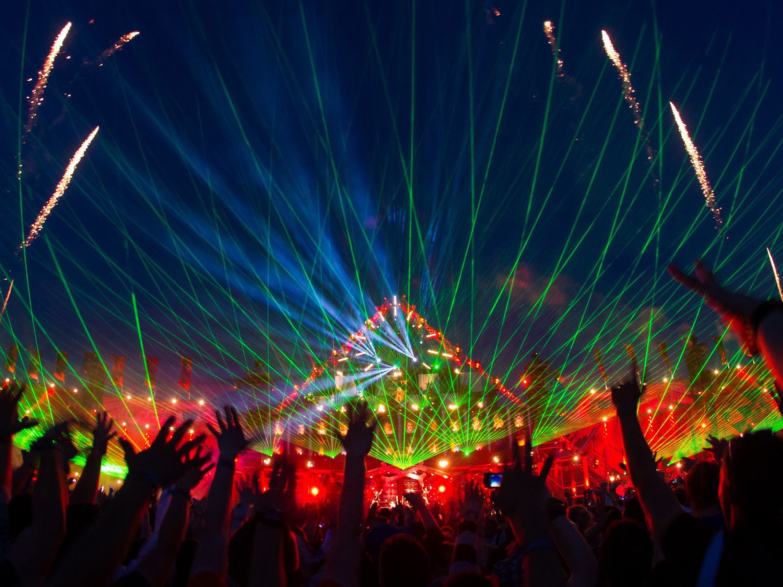 Зеленые лазеры на музыкальном фестивале