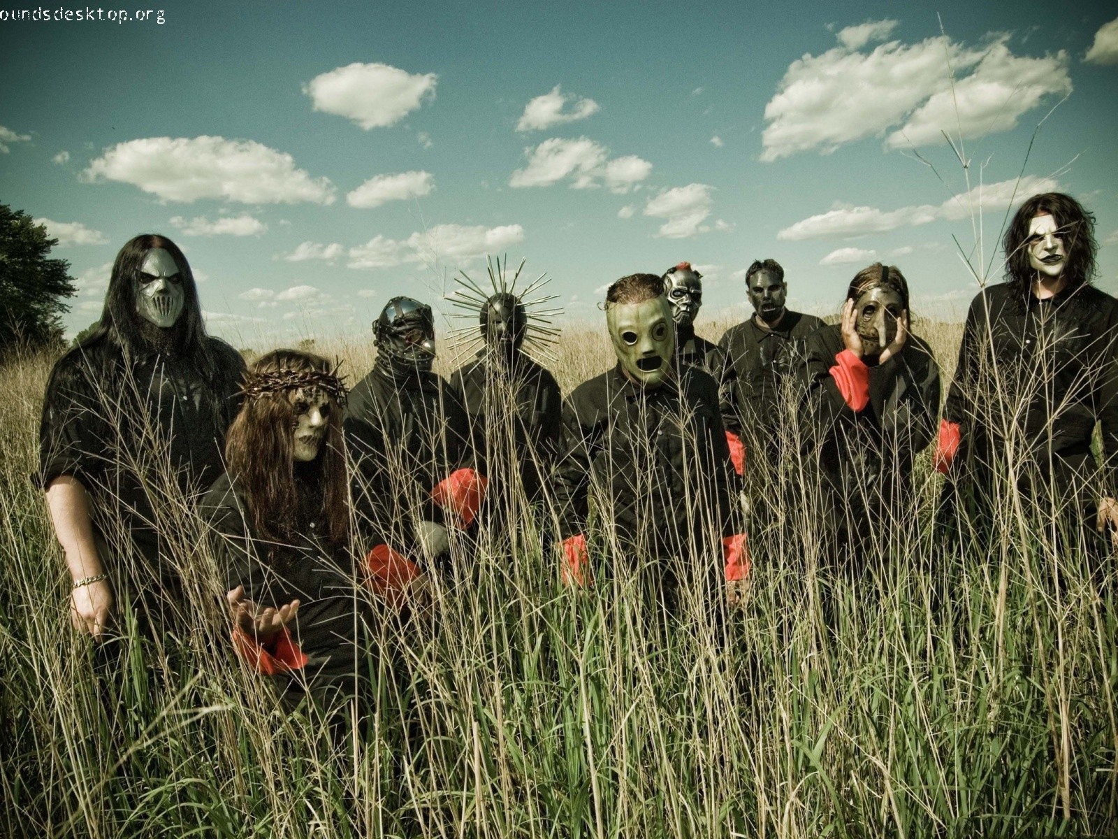 Группа Slipknot в сухой траве на поле