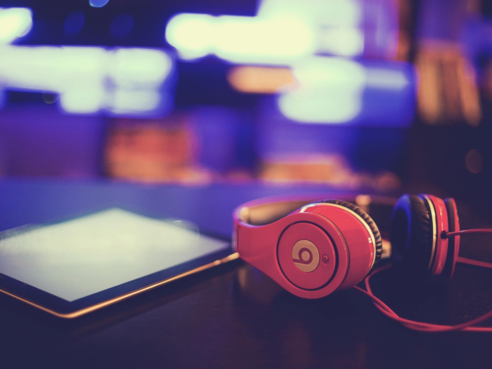 Красные наушники Beats by Dre