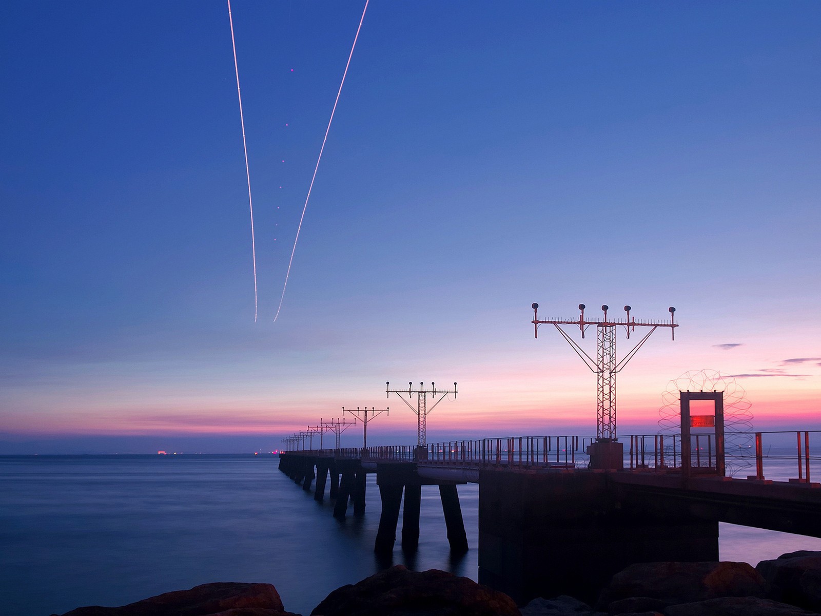 Мост с антеннами в заливе