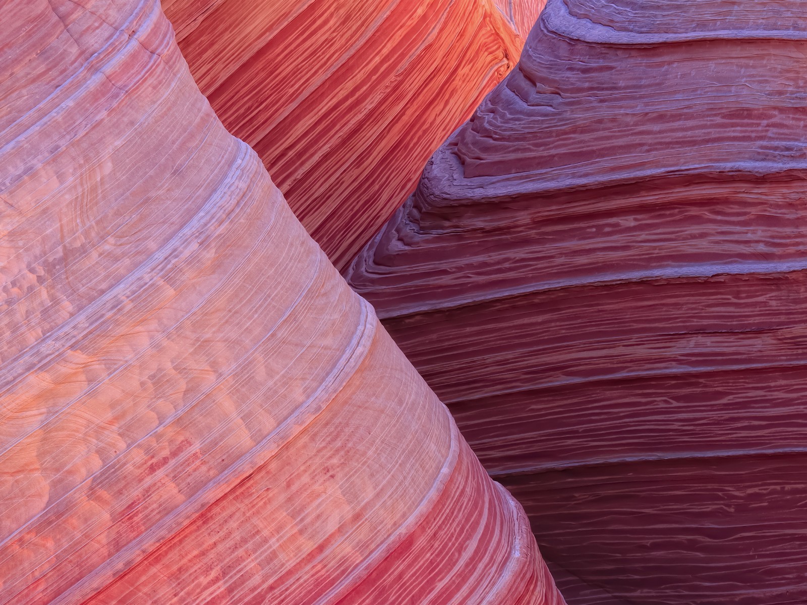 Красный слоистый камень в каньоне