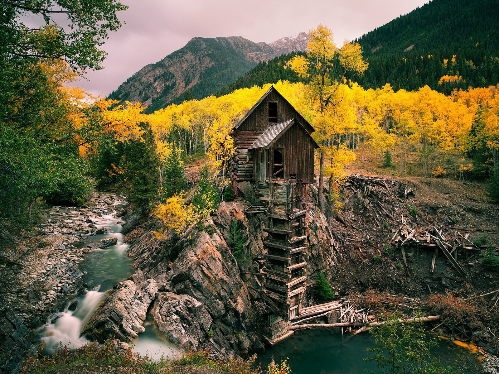 Хозяйственная постройка из дерева над обрывом