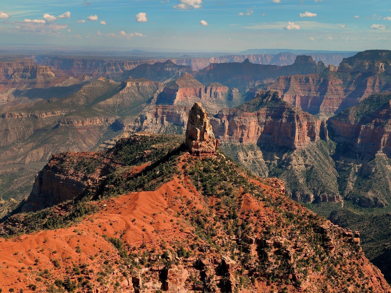 Камень на холме на фоне каньона