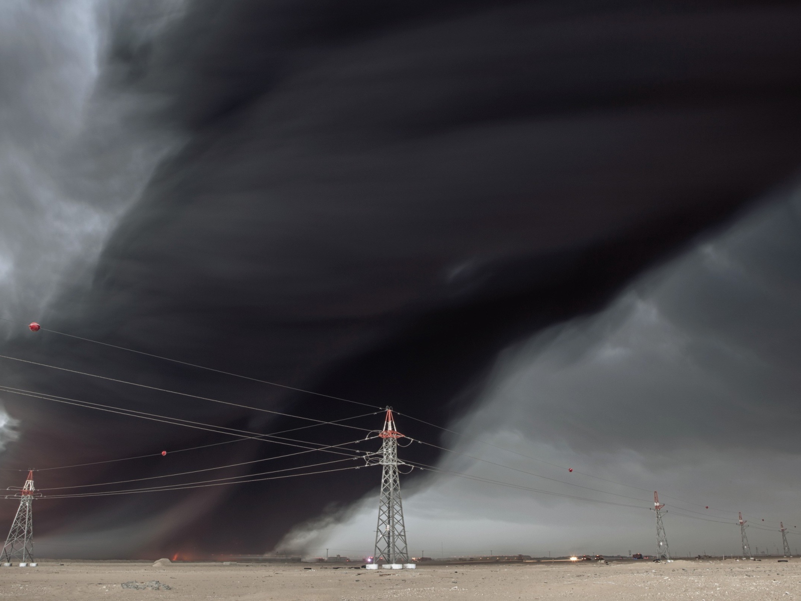 Черное облако дыма в небе
