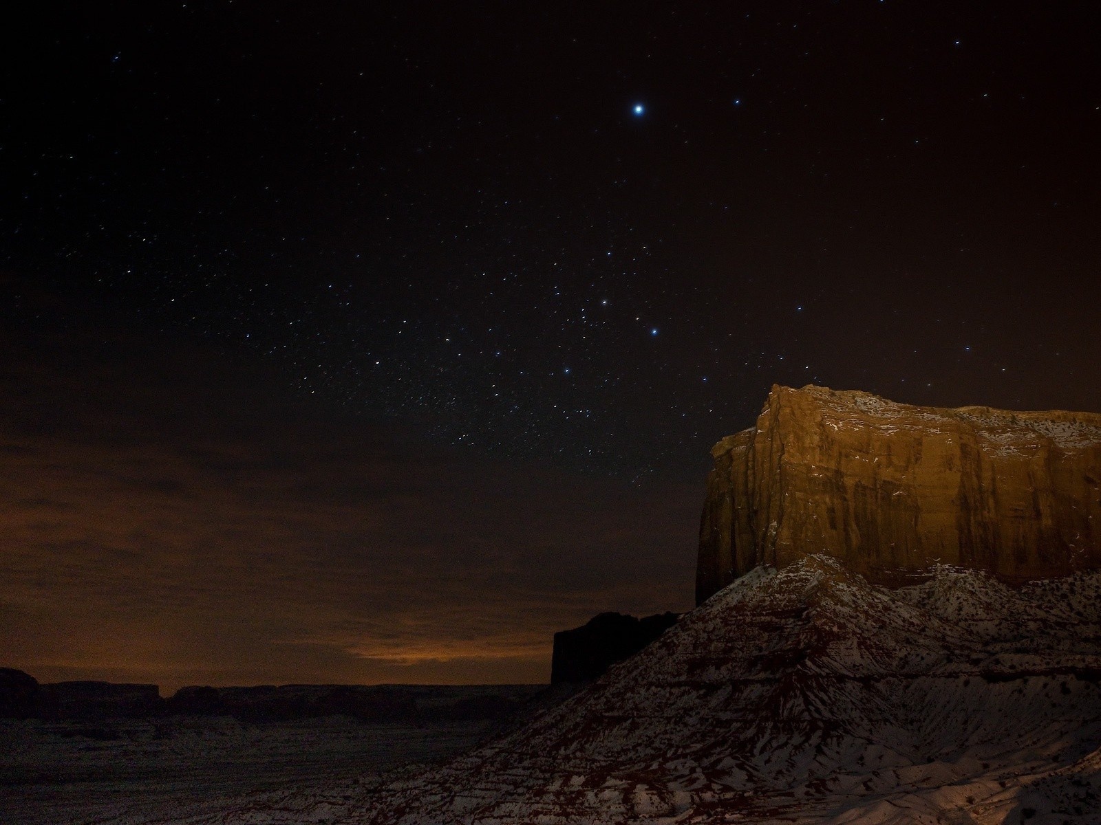 Ночное небо над скалами каньона