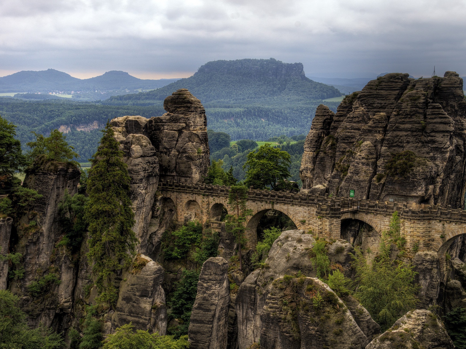 Остатки акведука между скалами