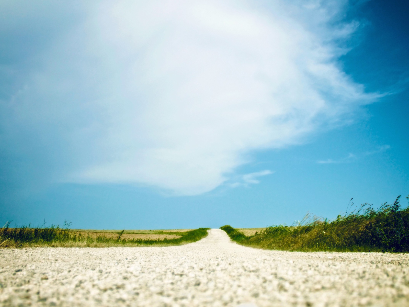 Дорога из белой гальки