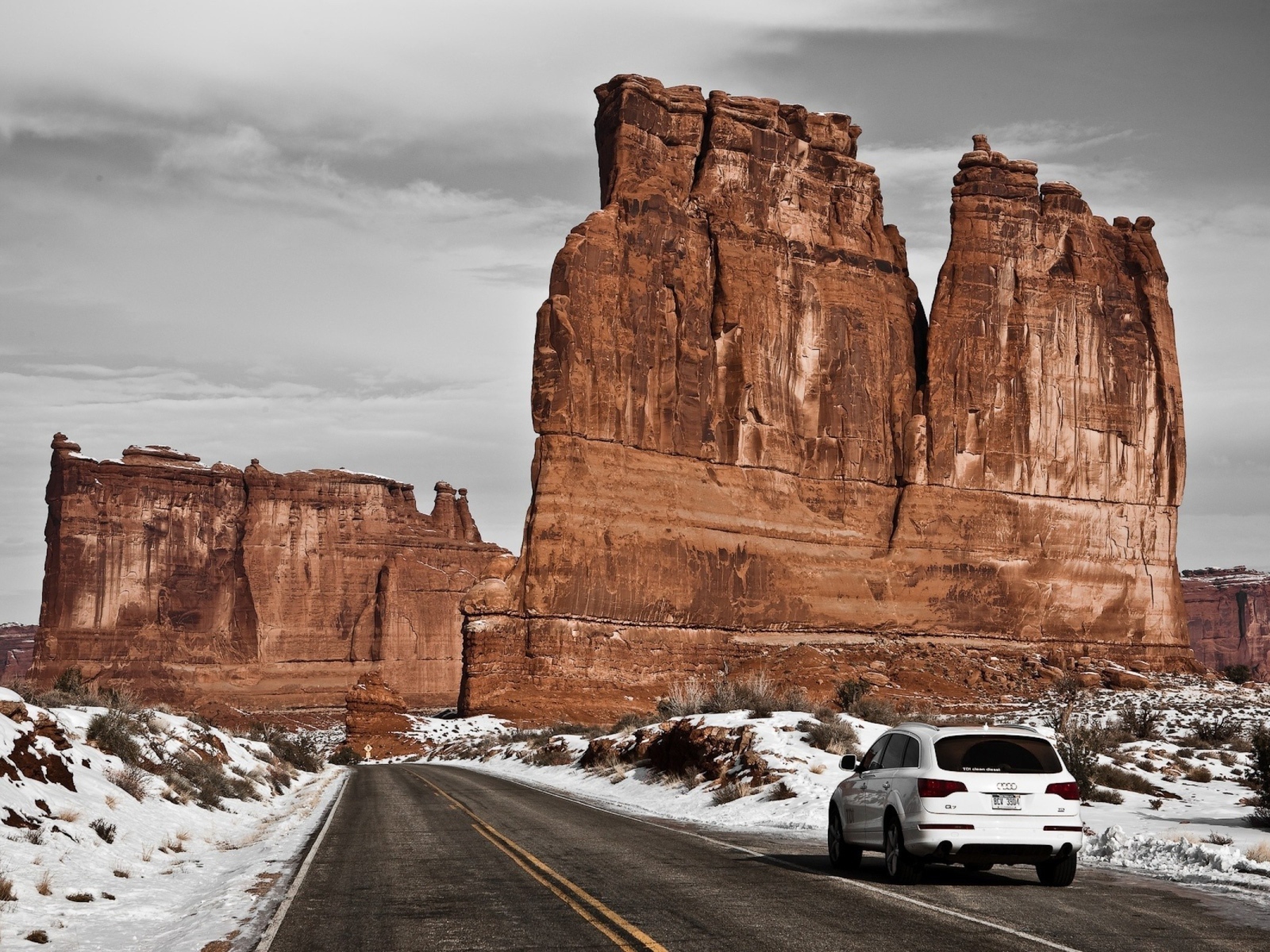Вертикальная коричневая скала у дороги