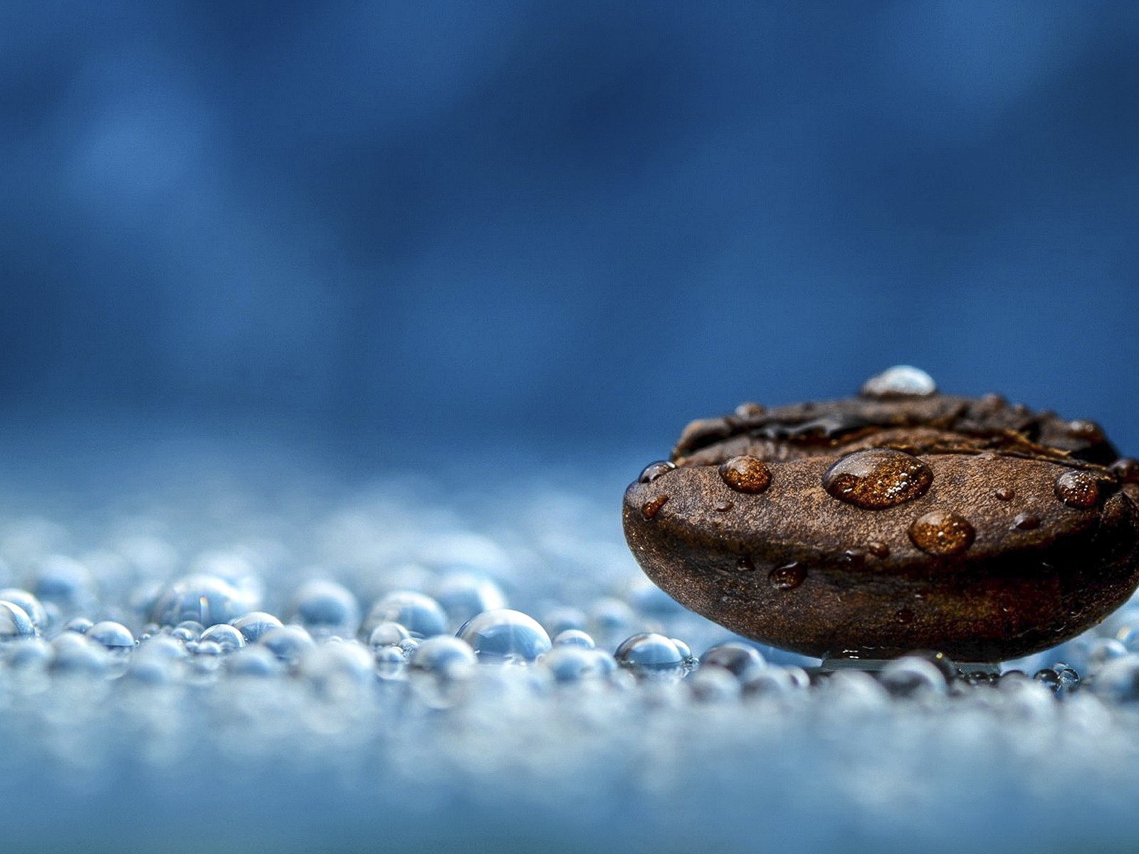 Вода на коричневом гладком камне