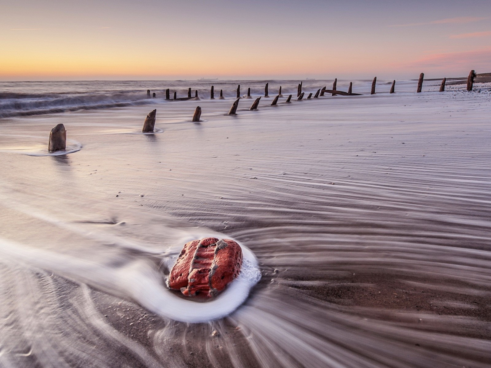 Красный камень на пляже
