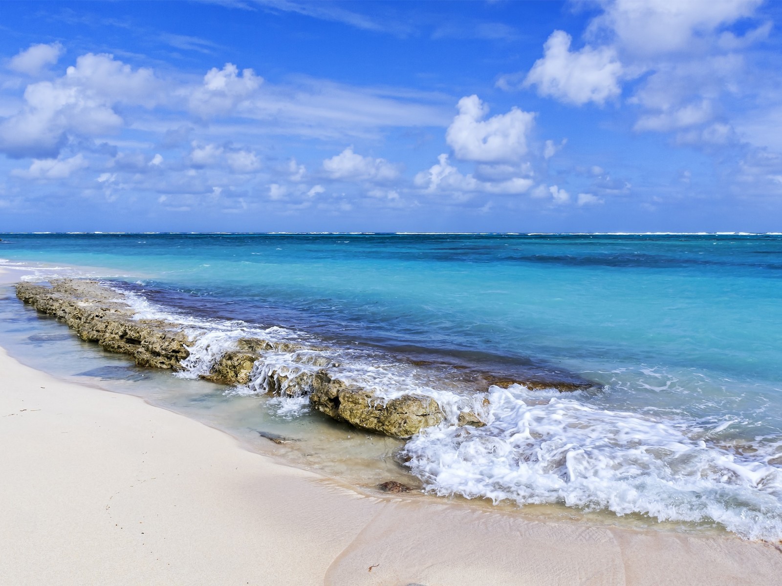 Каменная гряда между морем и пляжем