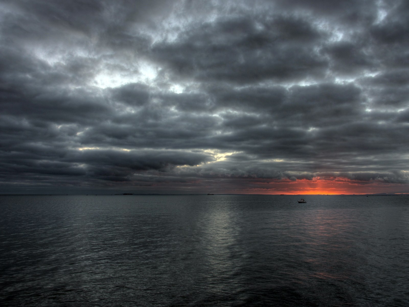 Свинцовые облака над морем