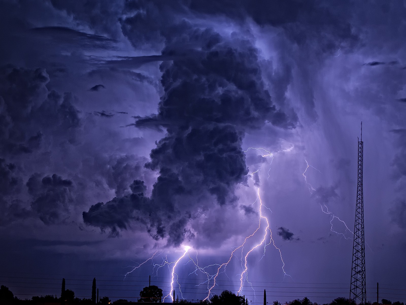 Молнии бьют из облака похожего на цилиндр