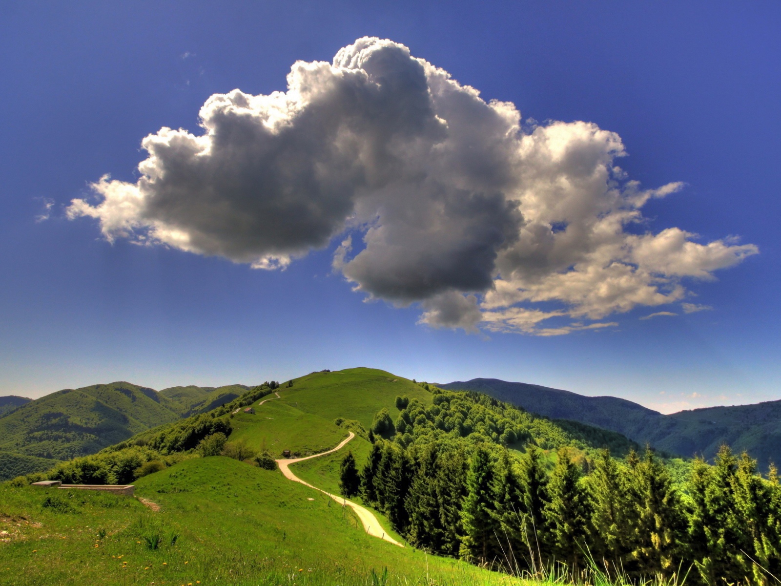 Одинокое облако над холмом