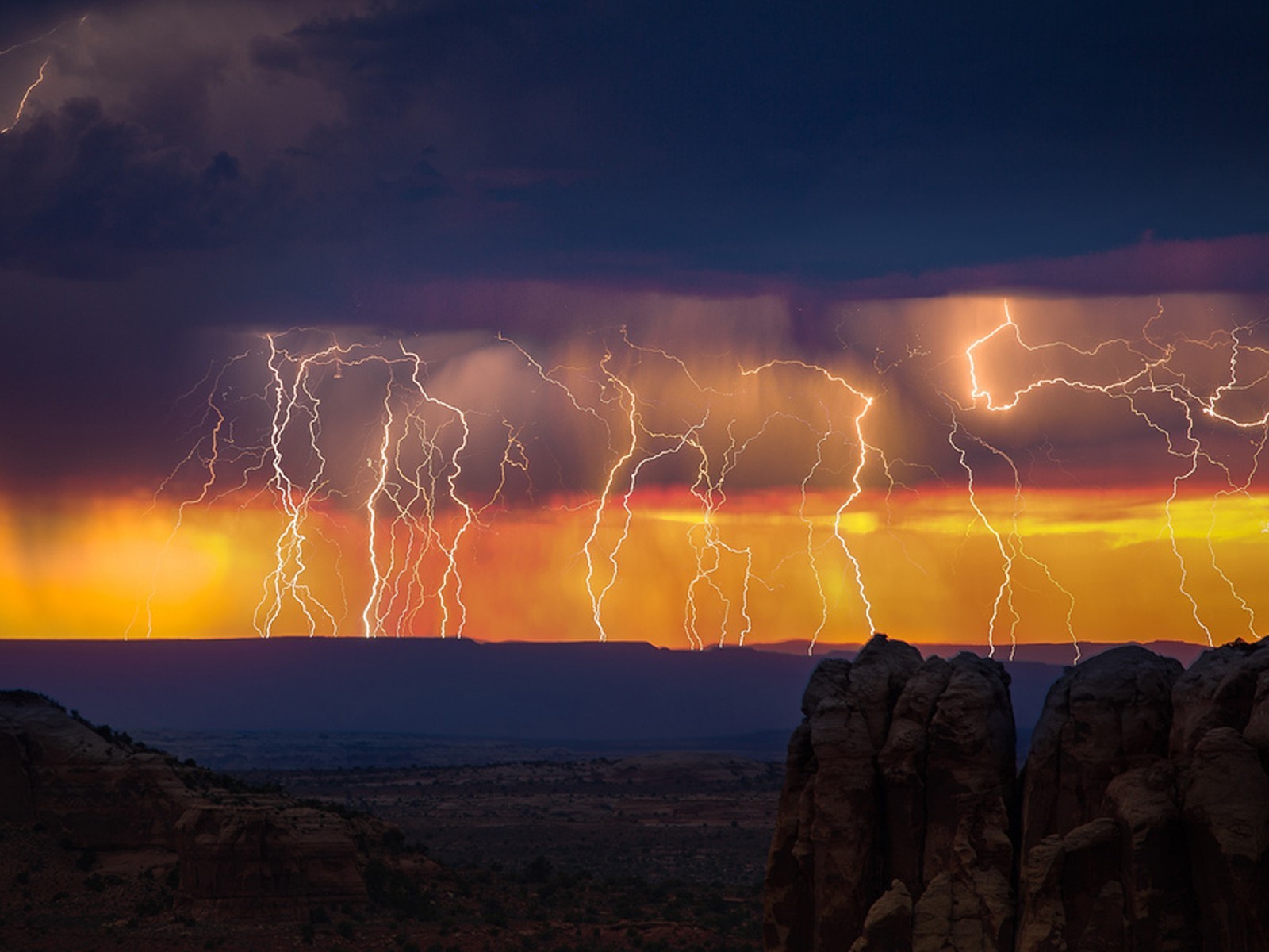 Гроза и молнии после заката