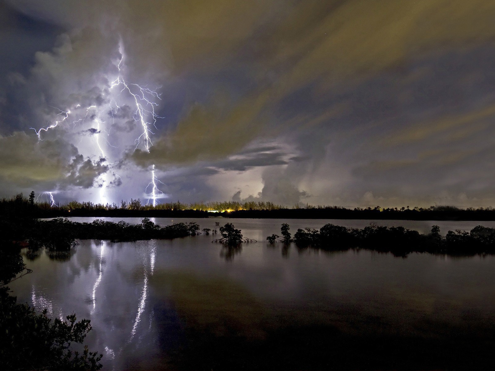 Молнии грозы отражаются в озере