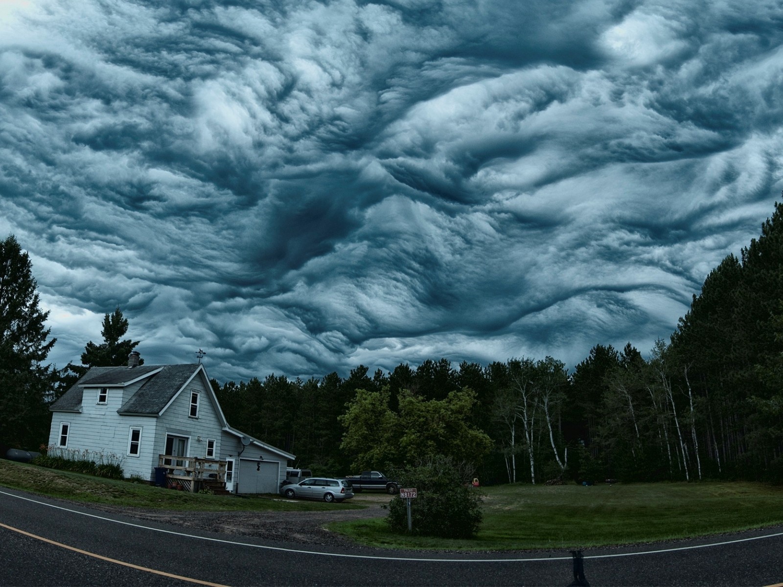 Необычные облака в небе над лесом