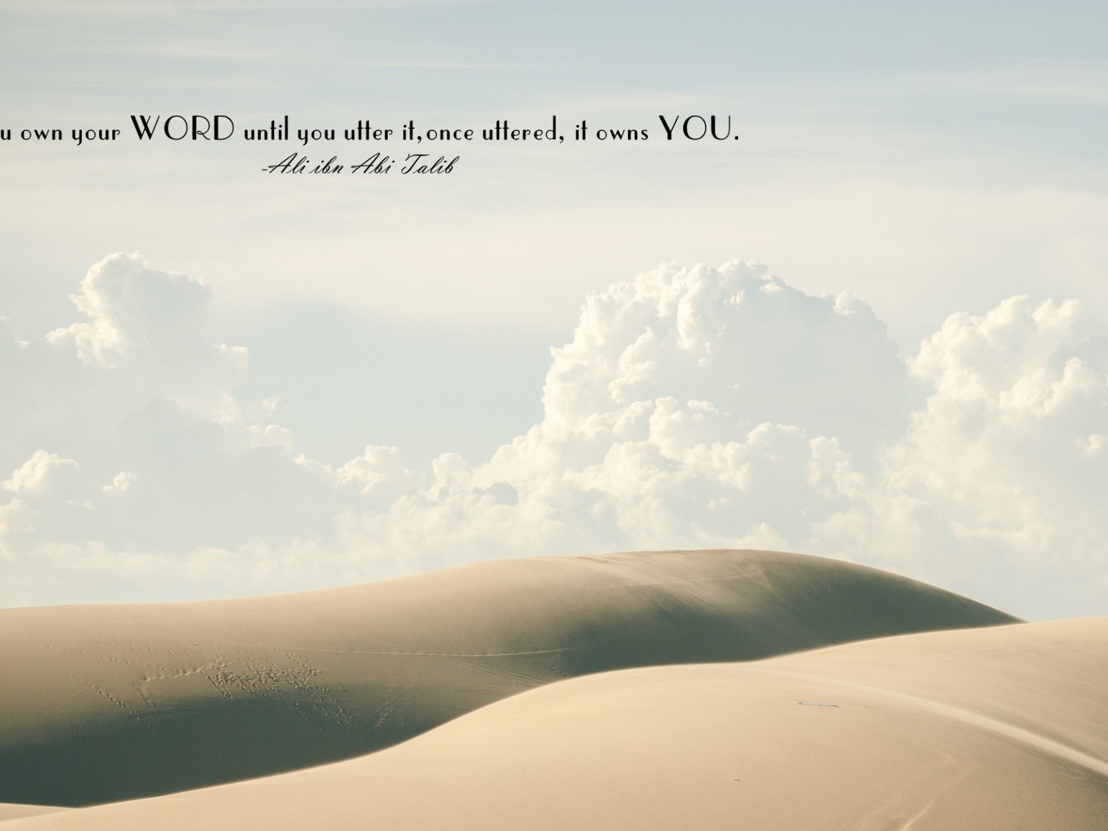 Надпись на фоне облаков и пустыни