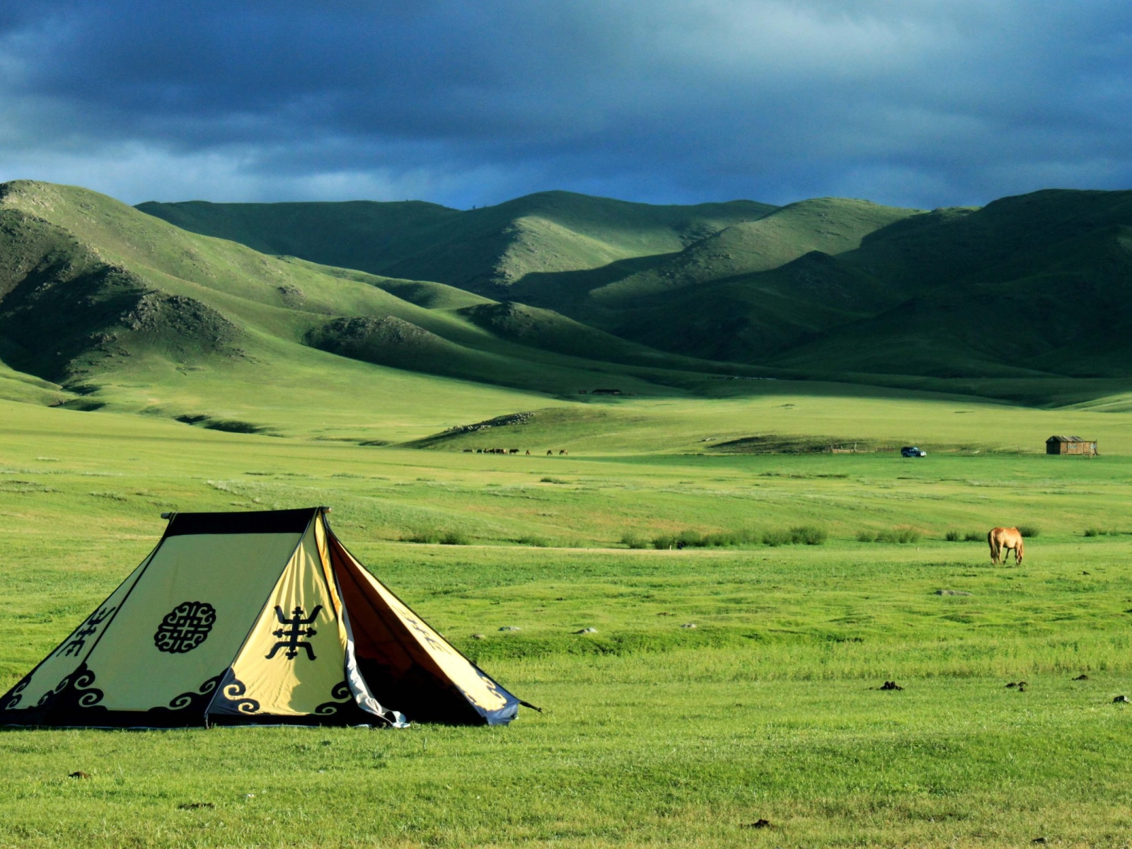 Шатер кочевников в поле