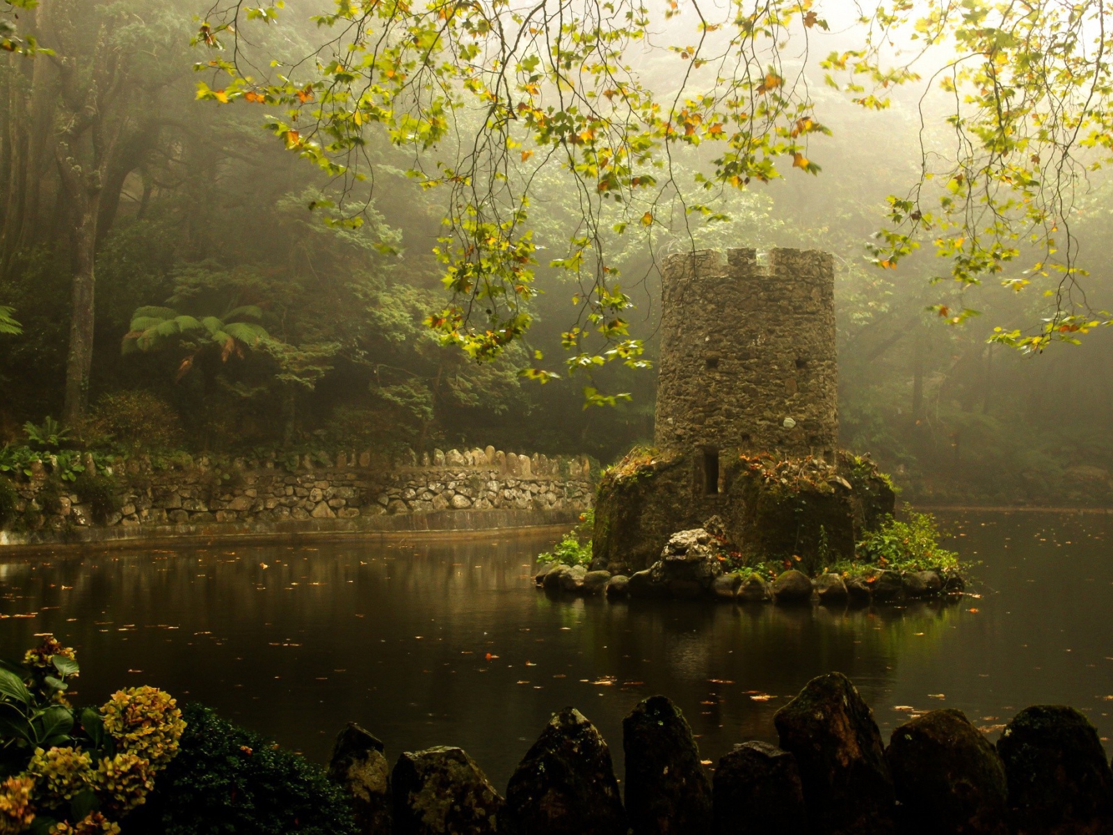 Каменная башенка на острове