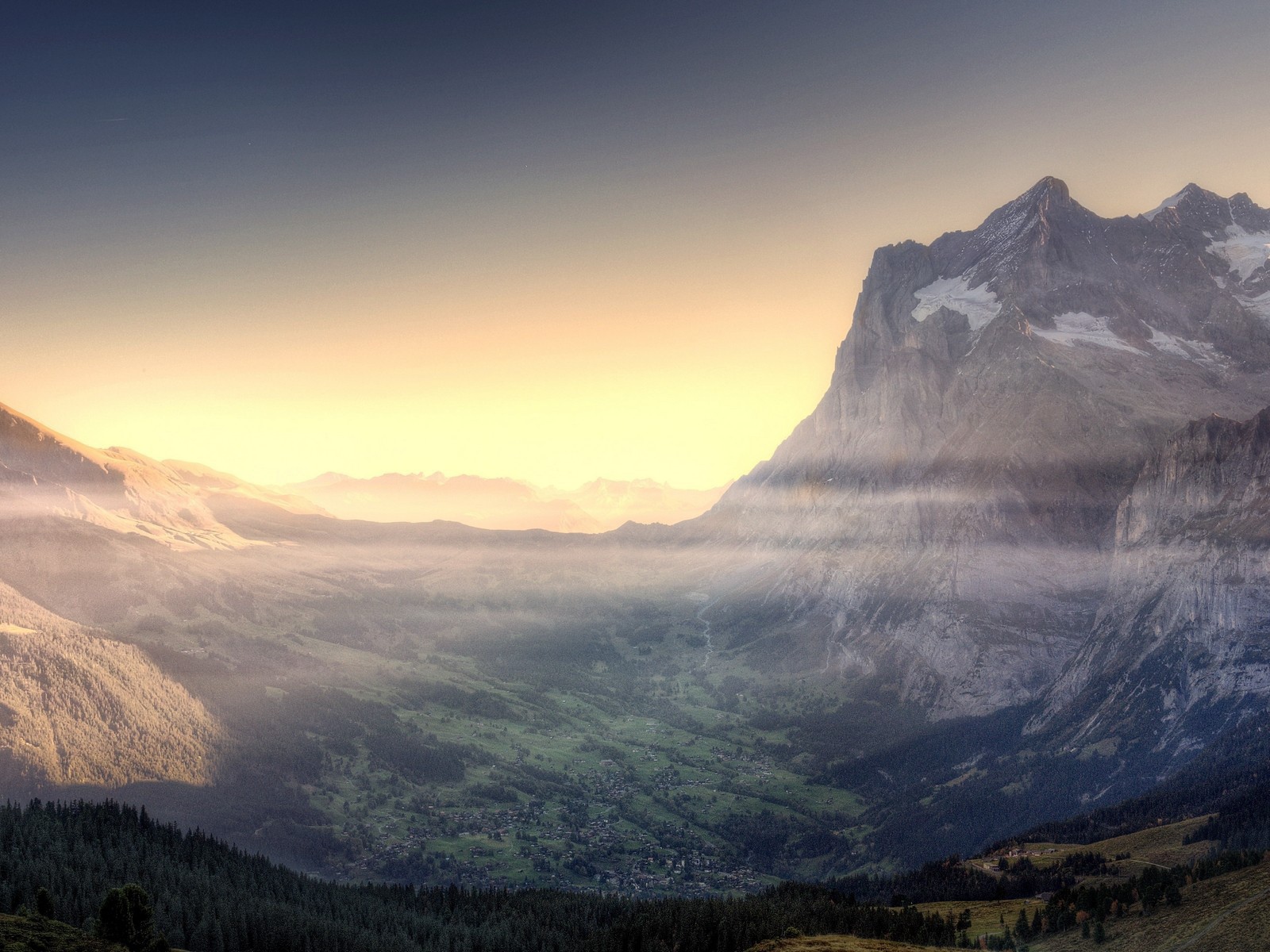 Ясное утро в горной долине