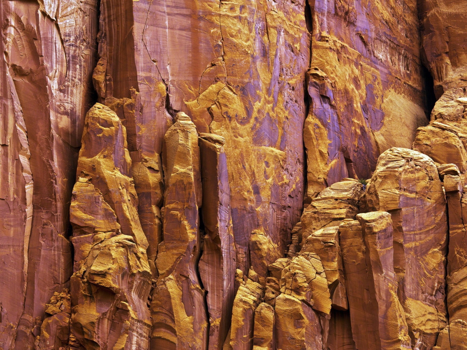 Слоистая коричневая скала