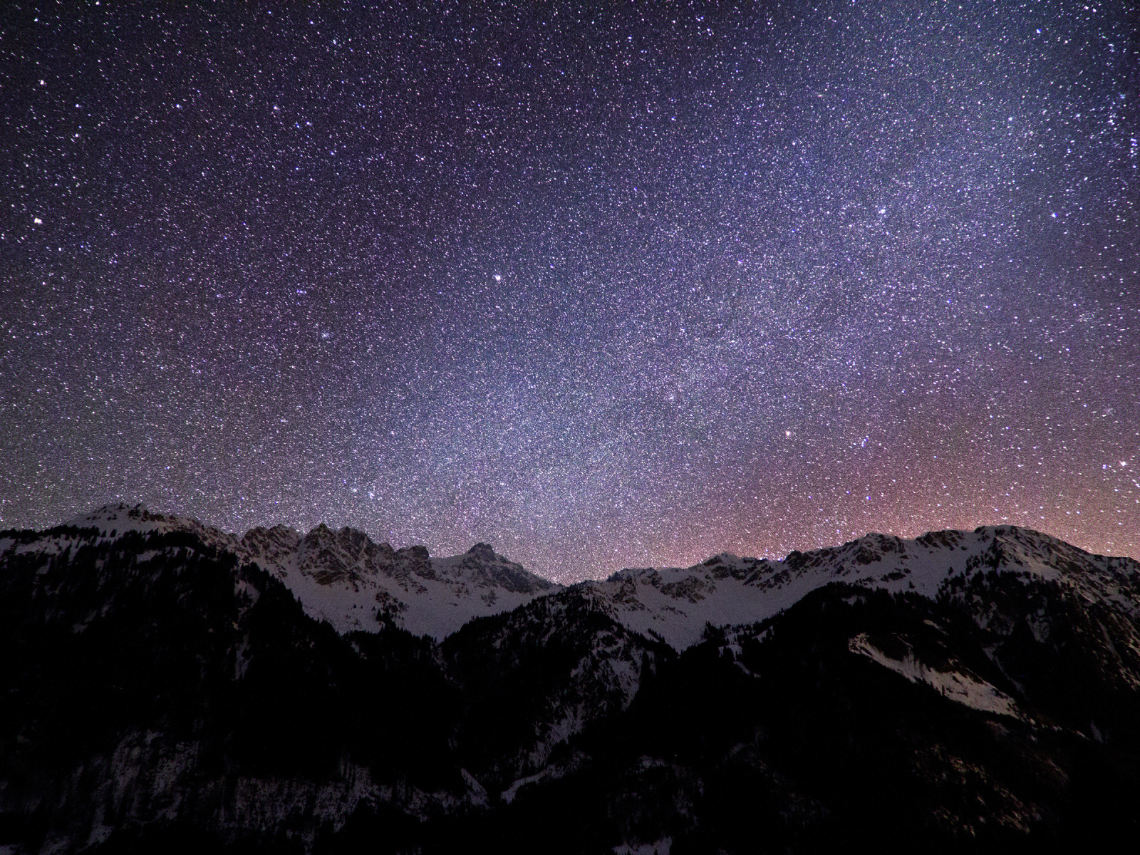 Млечный путь над снежными горами