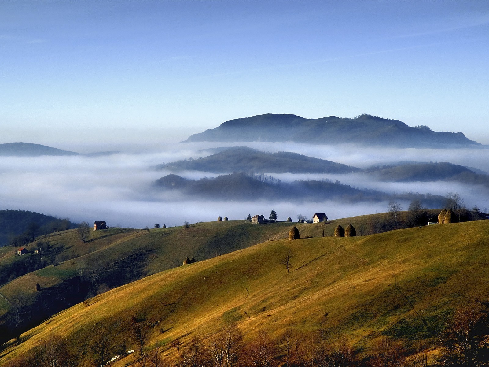 Горная деревушка на фоне гор и тумана